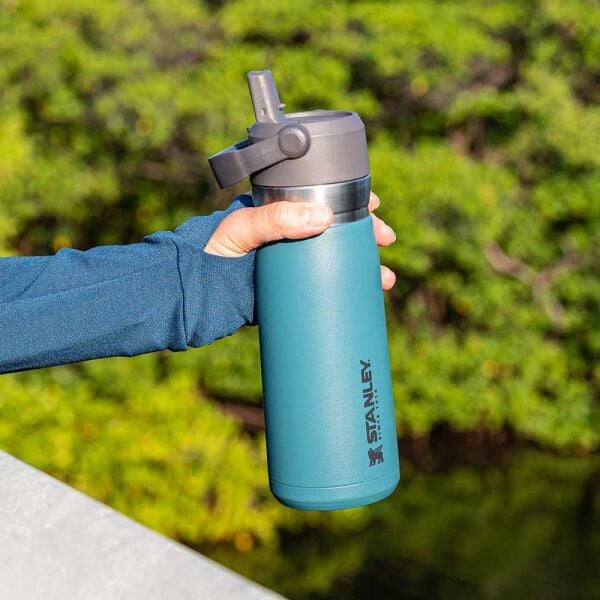 Stanley The Iceflow Pipetli Paslanmaz Çelik Soğuk Su Termosu 0.65 LT Petrol Mavisi