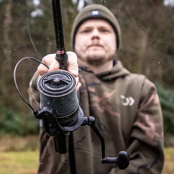 Daiwa Emblem 23 45 SCW QD Surf Makara